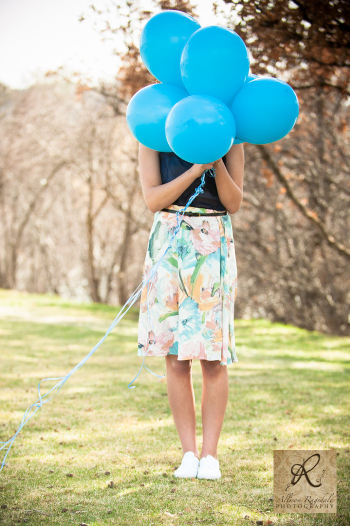 blue balloons themed senior model pic