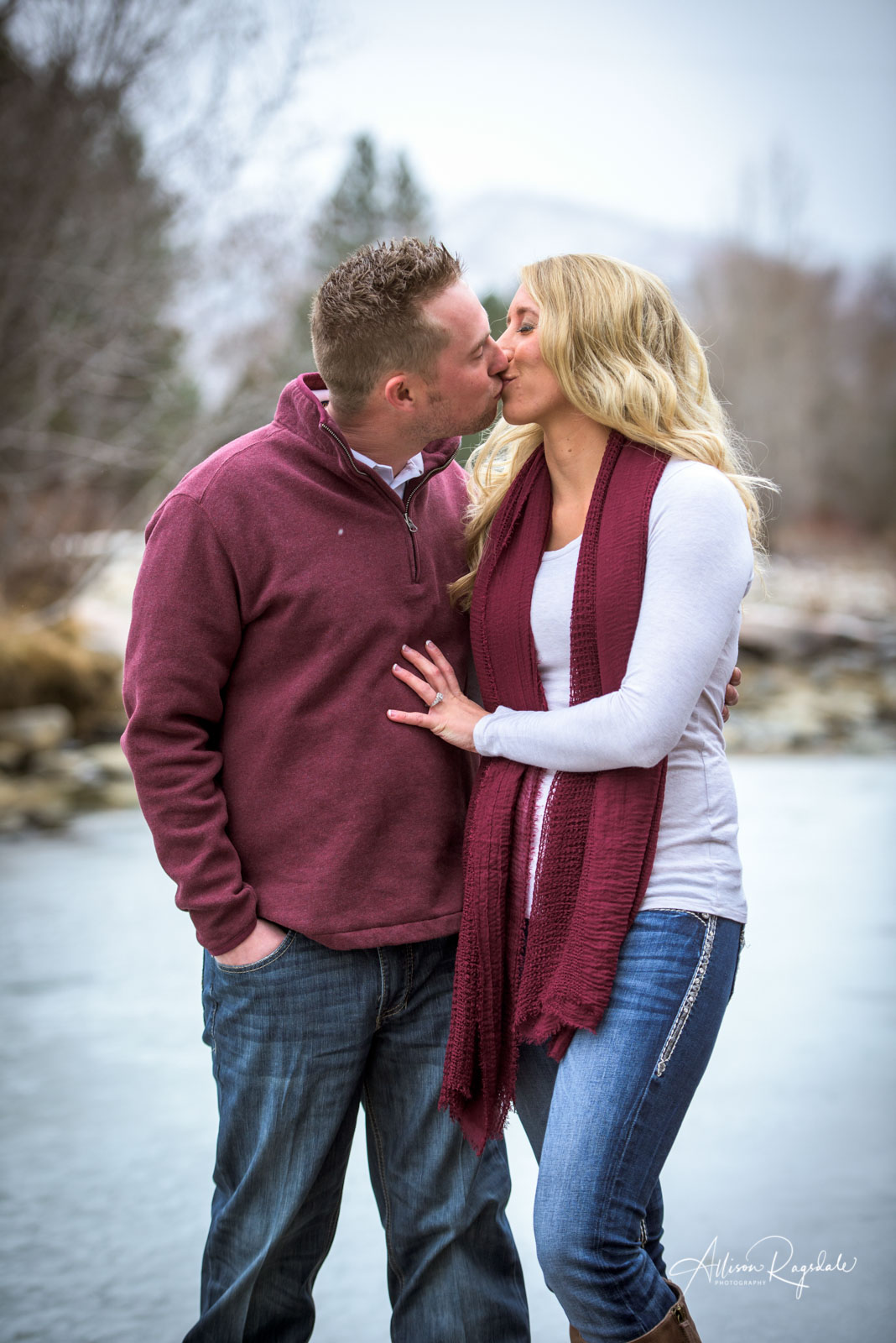 Snowy Winter Engagement Pictures 