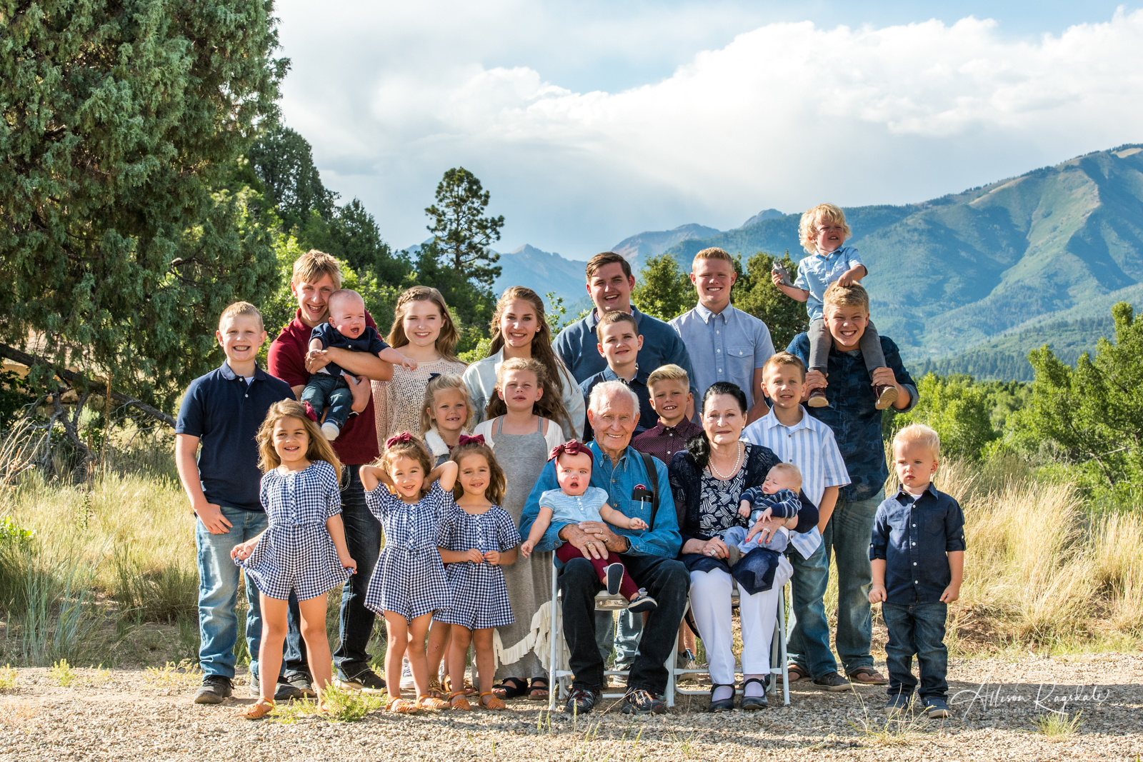 professional outdoor portraits for large families in Durango Colorado by Allison Ragsdale Photography