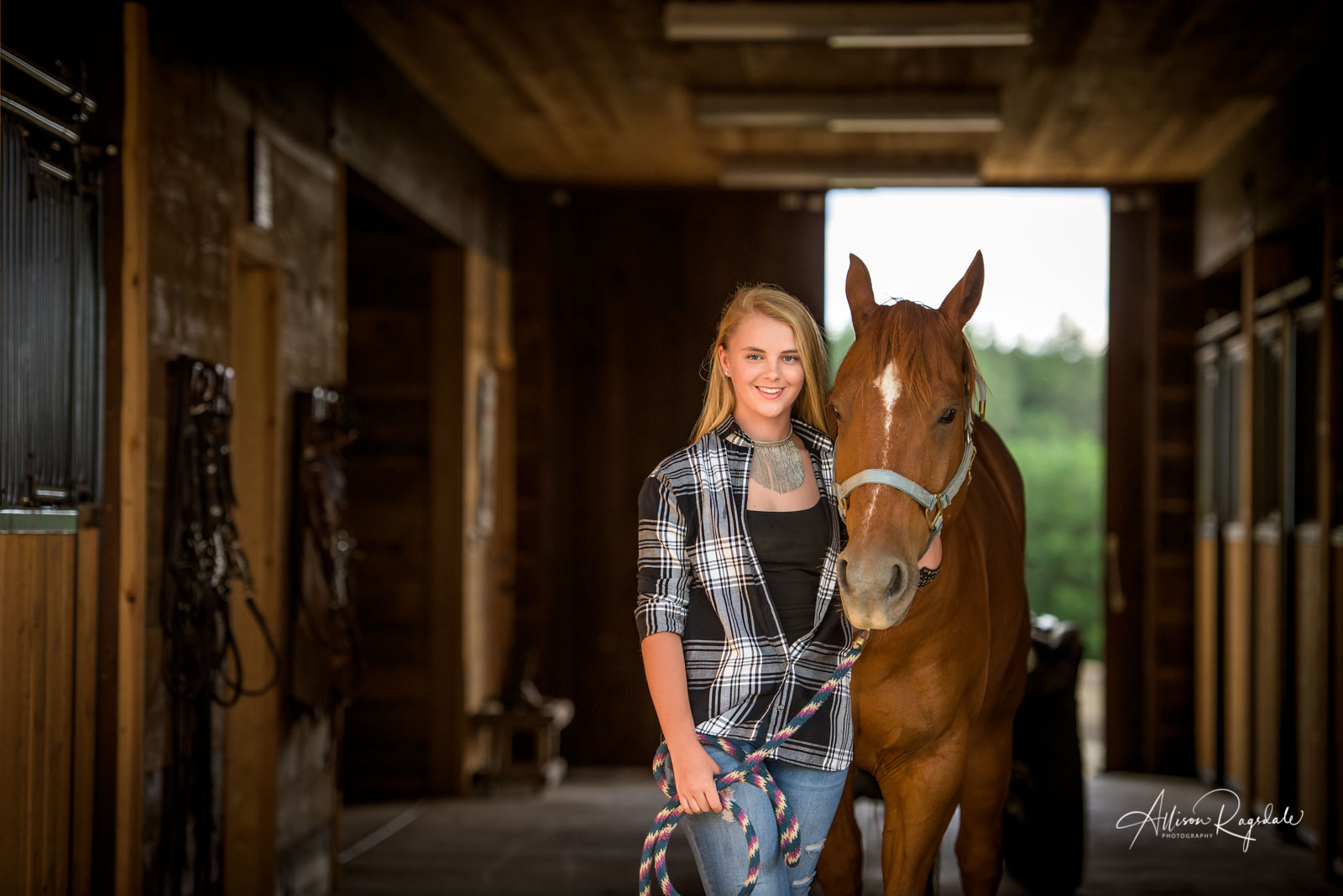 outdoor senior portraits in Durango Colorado by Allison Ragsdale Photography  with a horse 