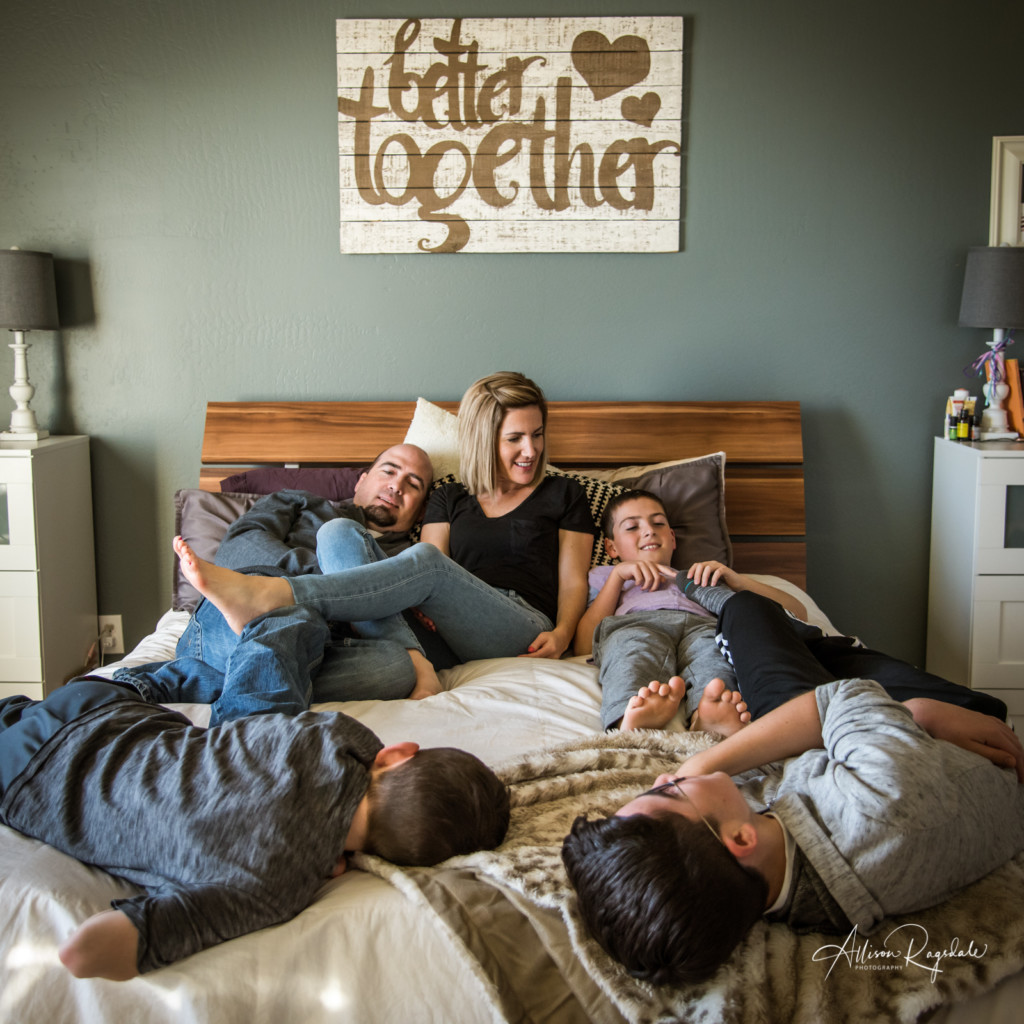 cute family picture ideas cuddles in bed