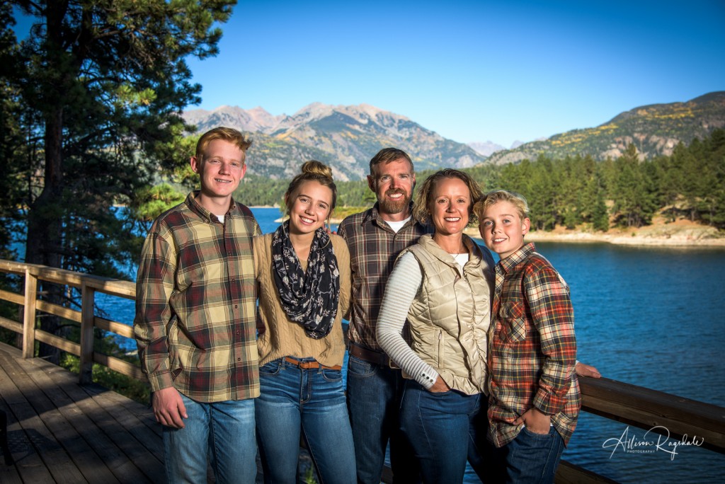 outdoor family portraits with a lake in the background