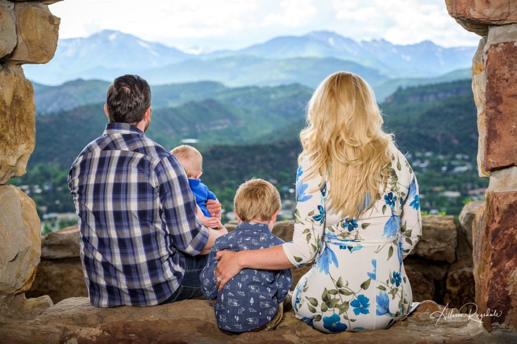 Adorable family pictures in mountains