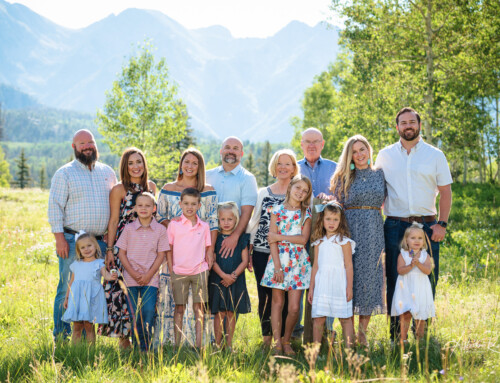 Extended Family Pictures with Colorado Mountains