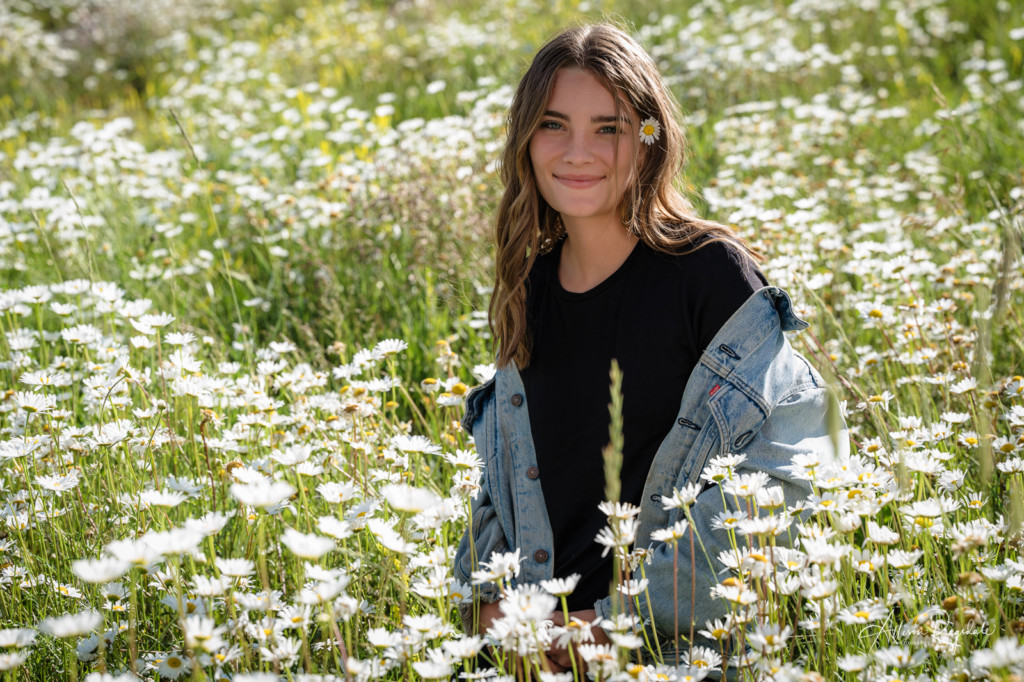 senior girl photo sitting in white daisies